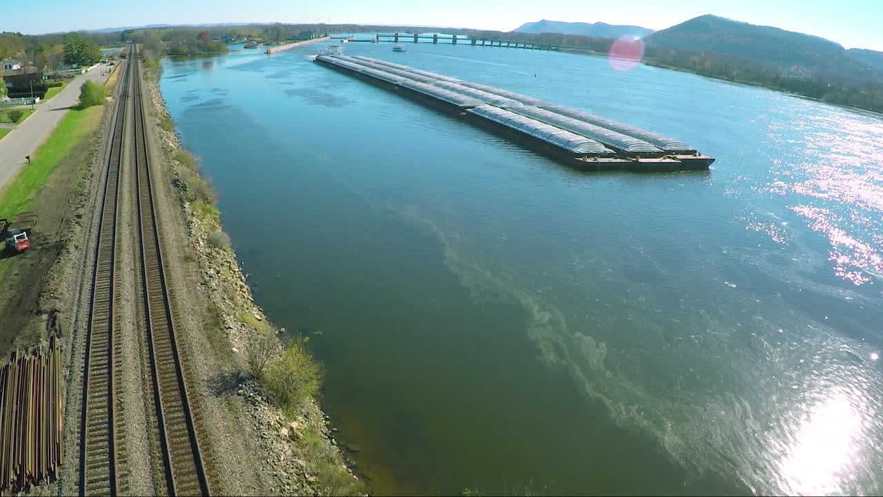 una muy buena antena de una gran barcaza de carbón que sube por el río mississippi
