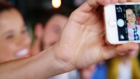 amigos hablando de una selfie en el teléfono móvil