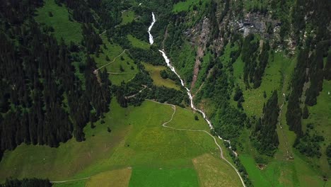 Luftaufnahme-Des-Walcherfall-wasserfalls,-Ferleiten,-österreich,-Der-In-Der-Nähe-Eines-Bergweges-Hinunterfließt