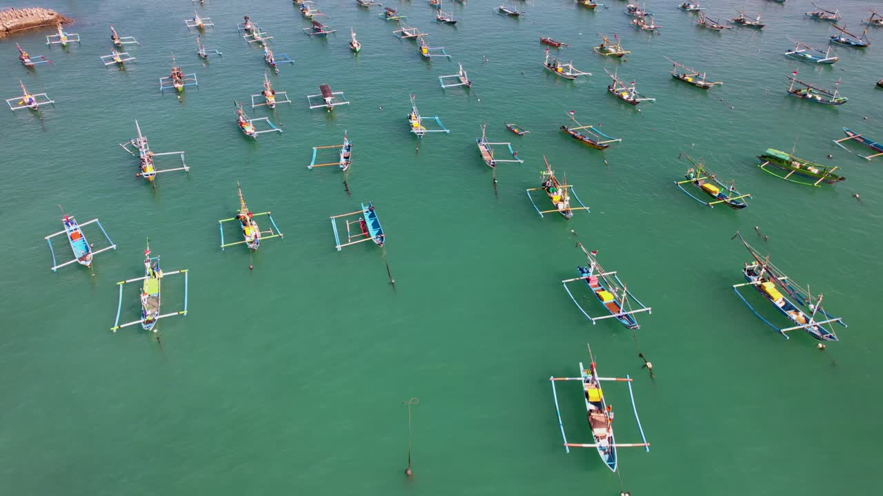 열대 섬 발리 근처의 푸른색 투명한 파도 위에 떠다니는 인도네시아의 전통적인 주킹 보트.