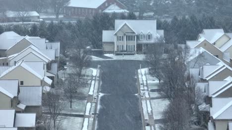 Peligrosas-Condiciones-De-Nieve-En-Invierno-En-Una-Comunidad-Residencial-Americana