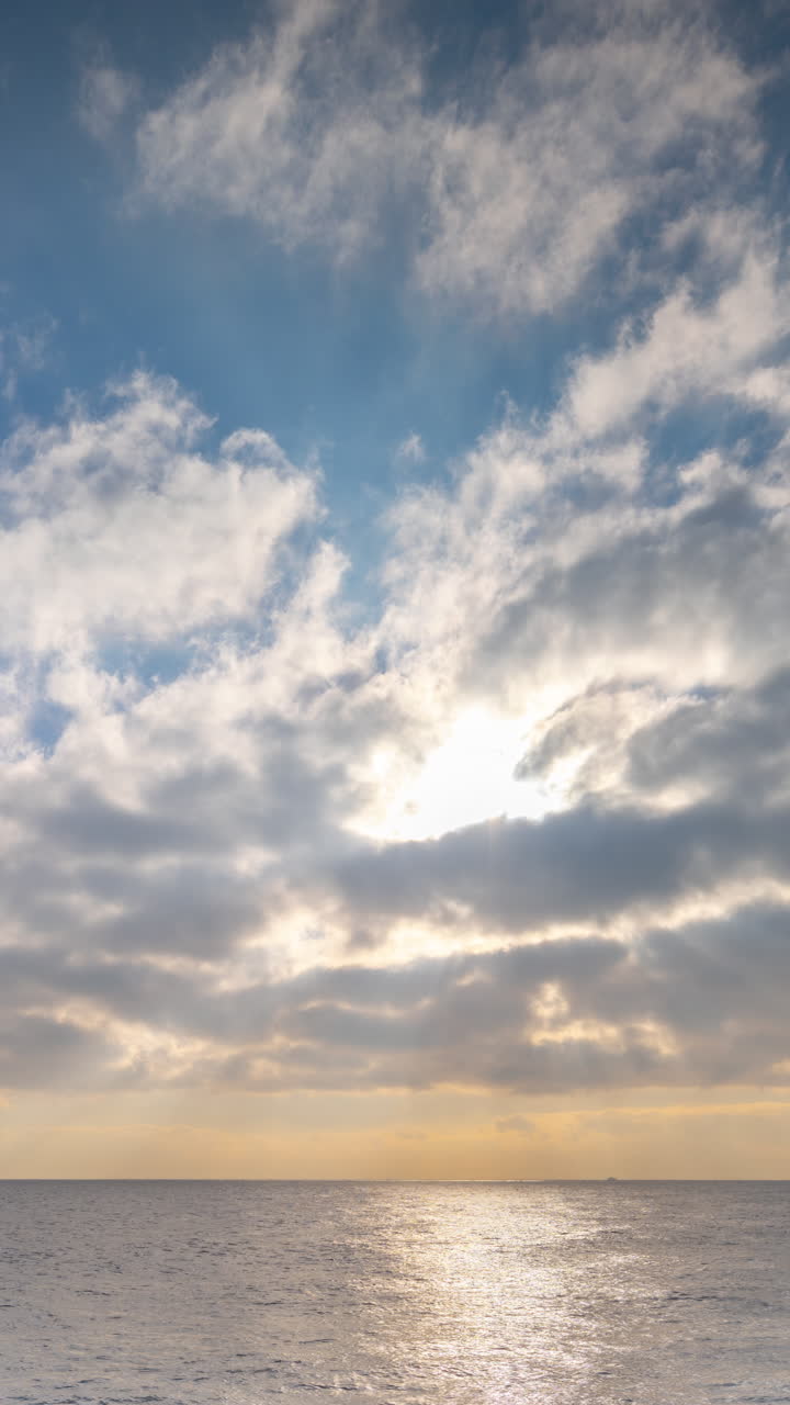 mar de barcelona al amanecer de las rocas y bloques de hormigón en vertical