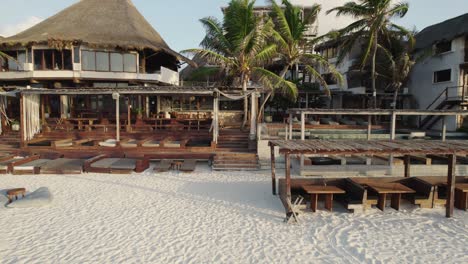 Eine-Luftdrohnenaufnahme,-Die-Herauszoomt-Und-Einen-Wunderschönen-Blick-Auf-Den-Strand-Und-Die-Häuser-Am-Ufer-Freigibt