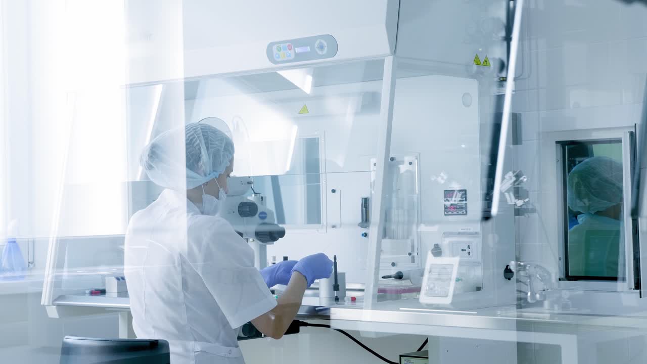 científico trabajando en un laboratorio moderno