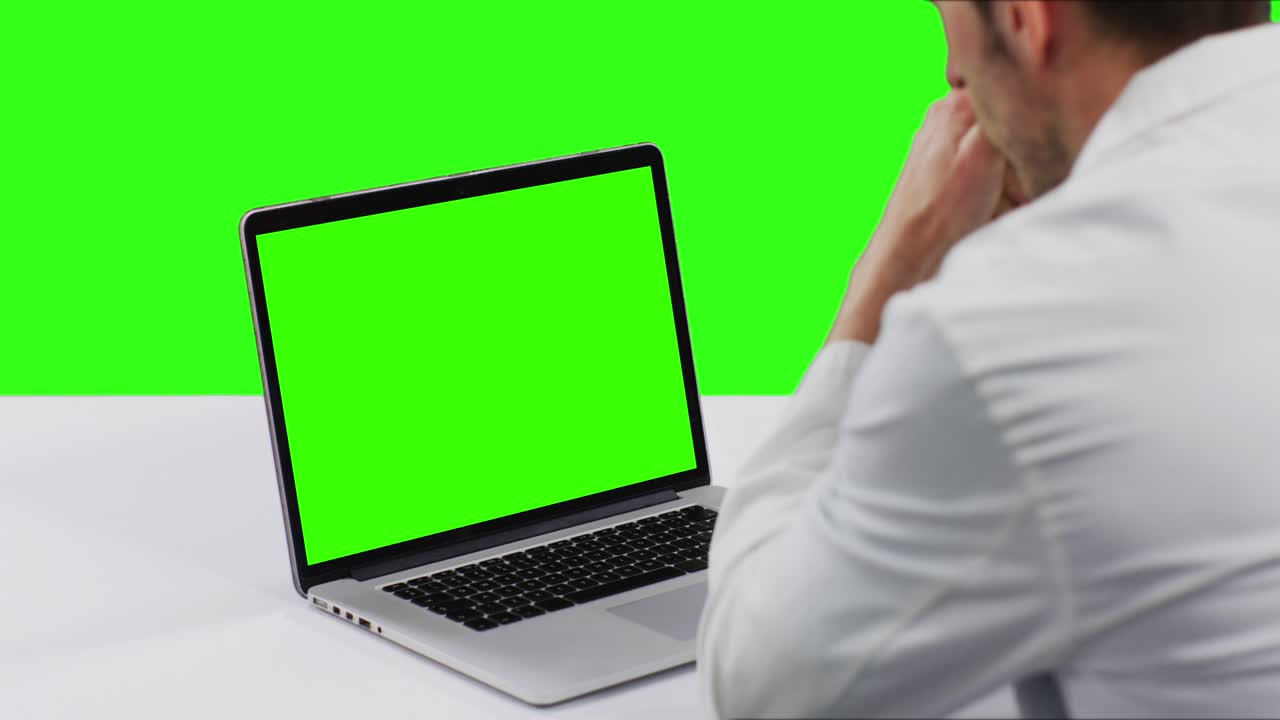 médico masculino caucásico en el fondo de la pantalla verde