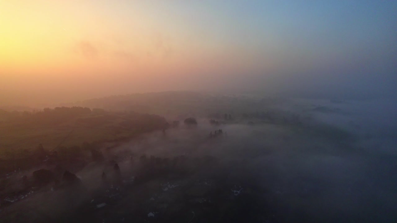 컴브리아 호수 지역의 보네스 온 윈더미어 마을 위로 짙은 아침 안개