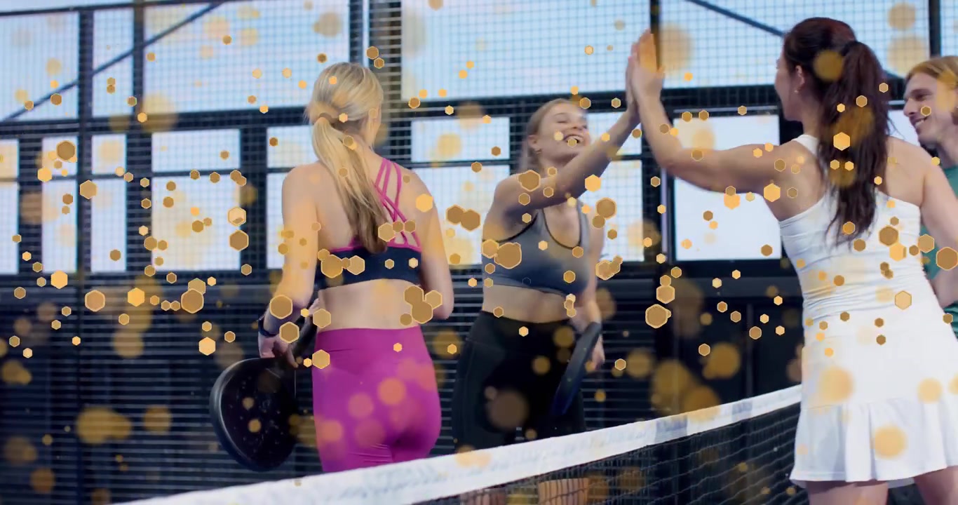 Sportmatch avslutas med att vinnande duo utbyter high-fives vid nätet medan motståndarna justerar sina grepp