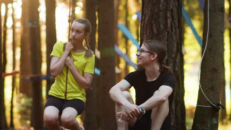 la gente hablando en el bosque.