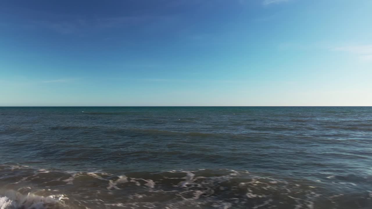 바다로 약간 옆으로 위쪽으로 이동하는 공중