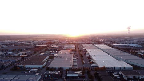 Wunderschöner-Sonnenaufgangs-Drohnenschuss-über-Dem-Industriellen-Vorberggebiet-Von-Calgary