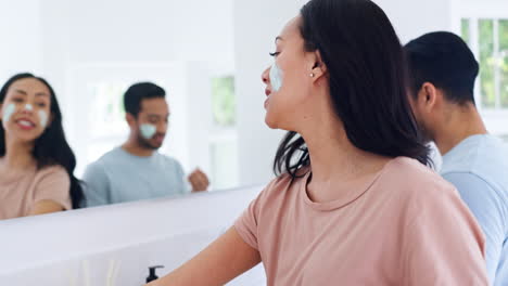 cuidado de la piel, crema y pareja en el baño