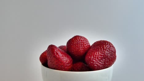 Un-Bol-Con-Fresas-Frescas