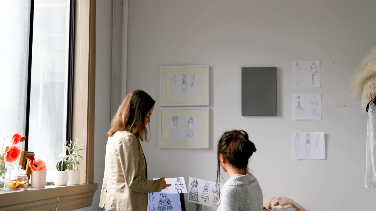 модные дизайнеры обсуждают эскизы платьев 4k