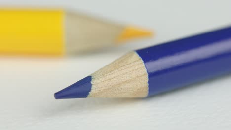 Extreme-Nah-Von-Scharfen-Blauen-Bleistift-Mit-Flachen-Gelben-Bleistift-Im-Hintergrund