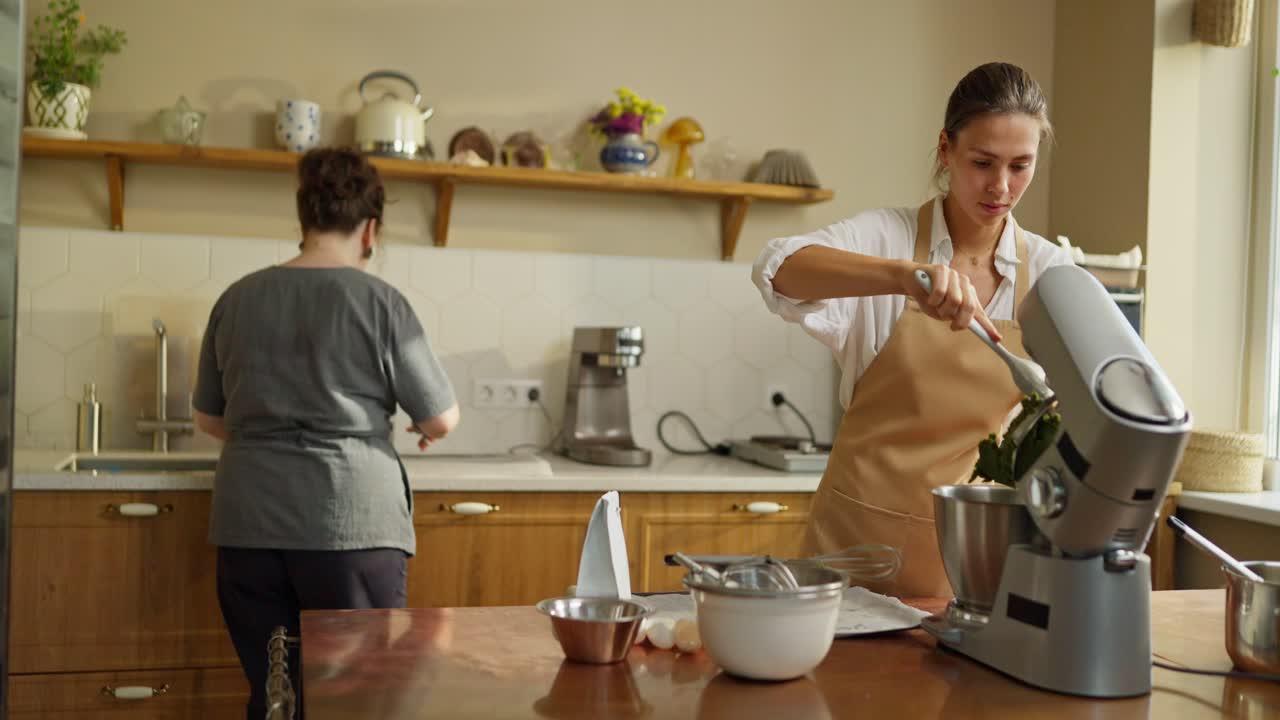 женщина печет на кухне.