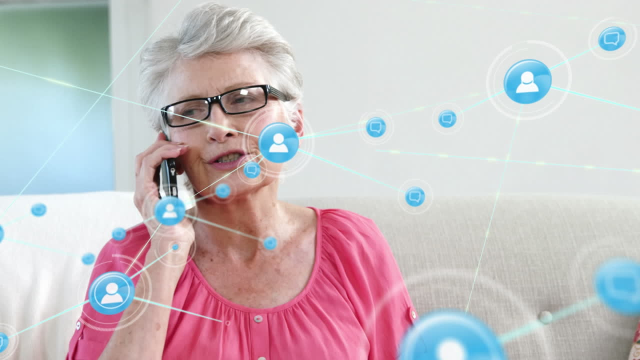 Animazione di una donna anziana caucasica che parla al smartphone su una rete di connessioni con icone.