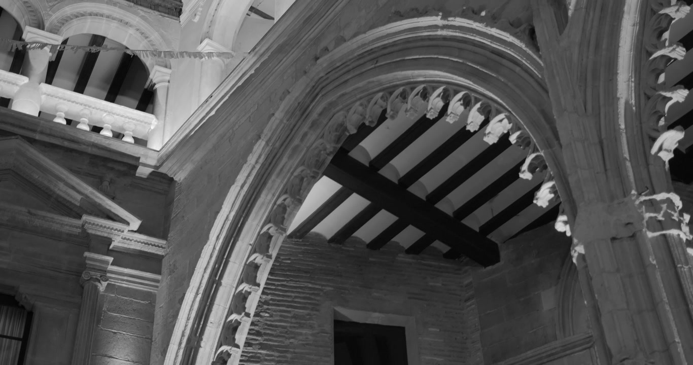 Arkitektur af rådhuset i den gamle historiske by Alcañiz i Spanien - lav vinkel, nærbillede