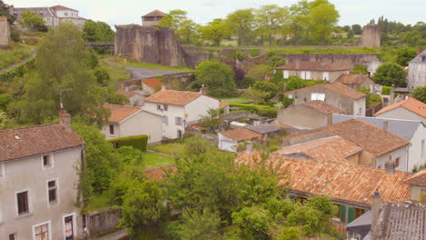 discover the charm of parthenay, a historic fortified town in france. explore its beautiful architecture, green landscapes, and rich history in this stunning locale.