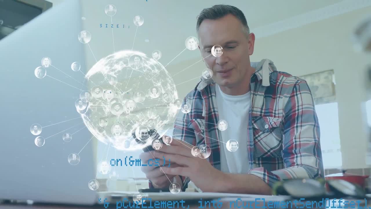 animación del procesamiento de datos y el globo sobre el hombre caucásico usando un teléfono inteligente