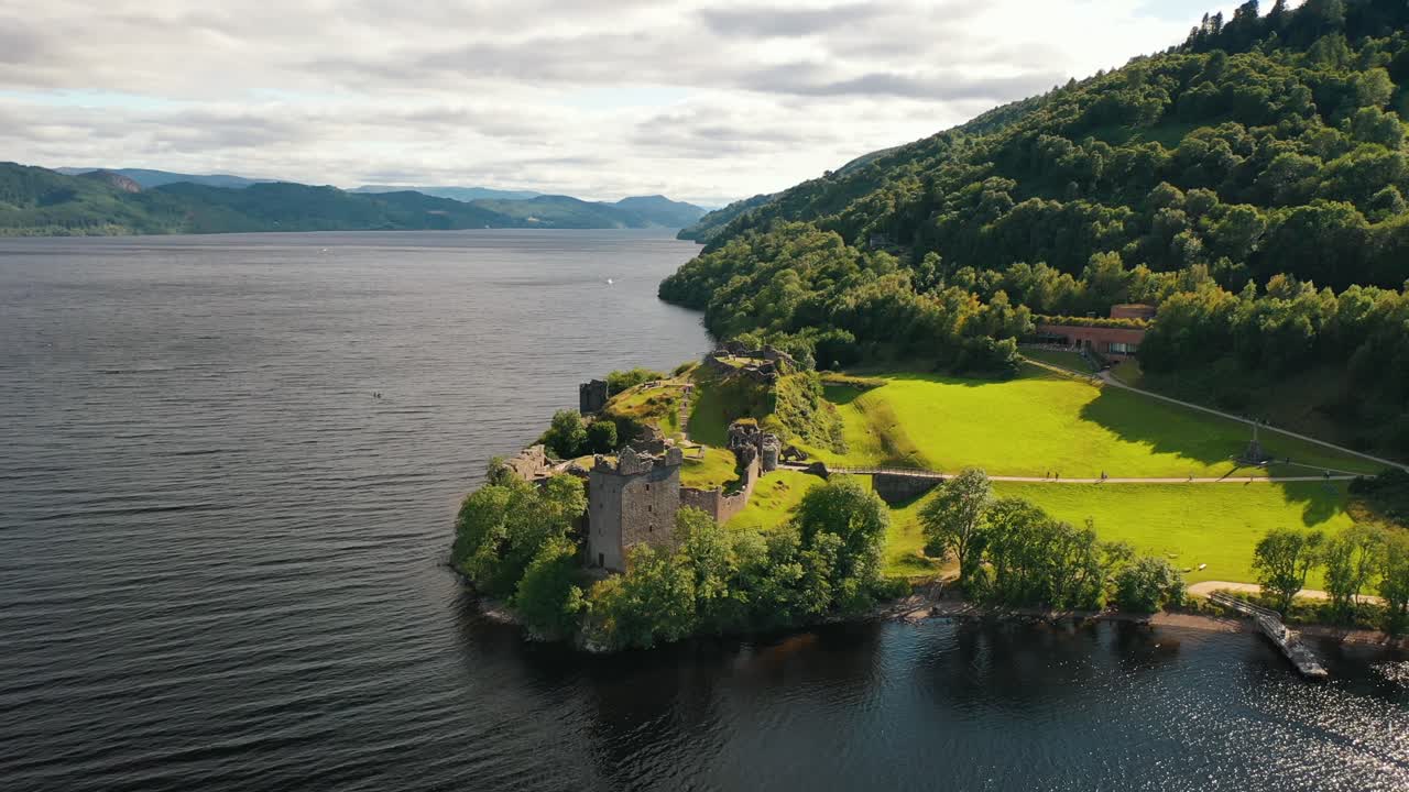 loch ness와 urquhart 성 - 공중 드론 영상
