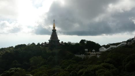 在泰國清邁的doi inthanon寺<unk>上空飛翔的無人機片段,背景是大海的<unk>聲