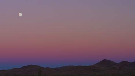 Salida-De-La-Luna-Durante-La-Colorida-Puesta-De-Sol-Púrpura-En-Las-Colinas-Del-Desierto-De-Las-Vegas,-Nevada