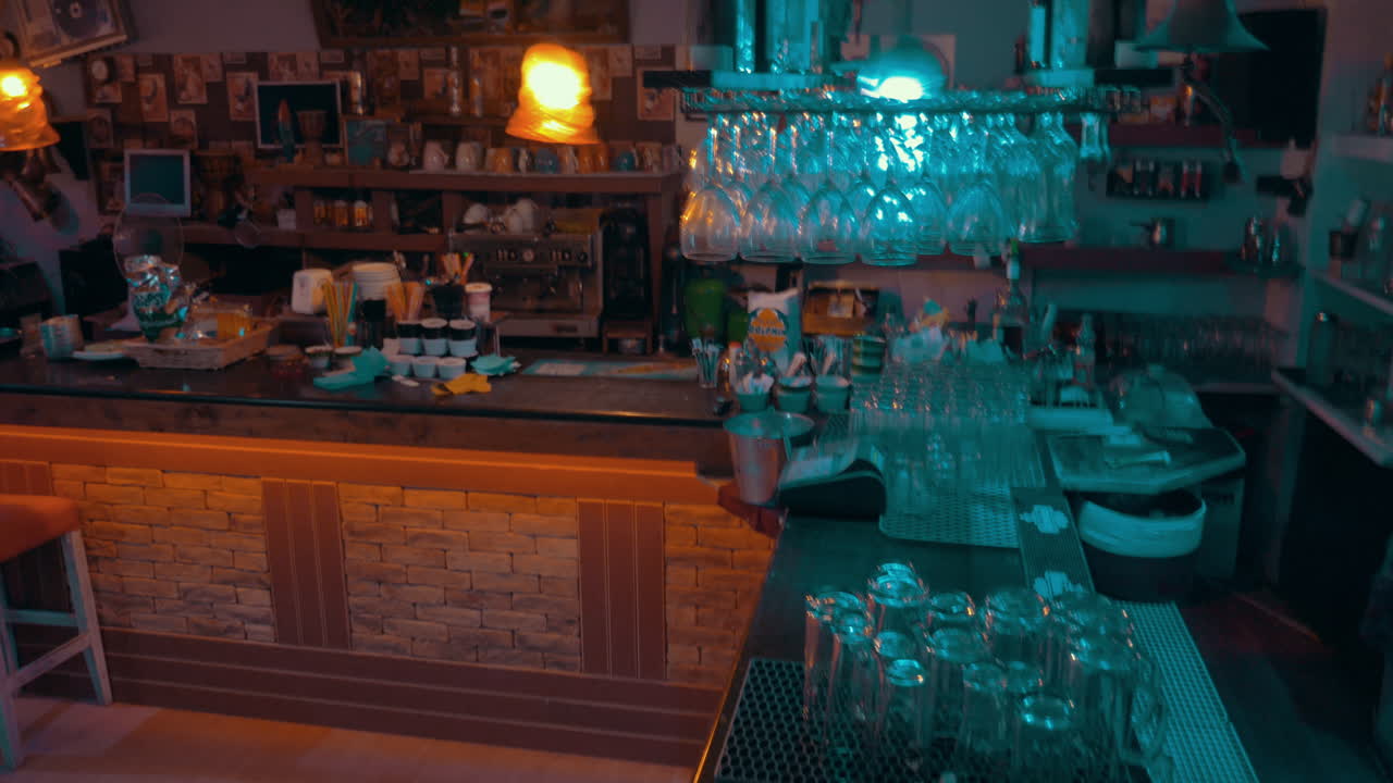 술집 카운터에 있는 일상생활