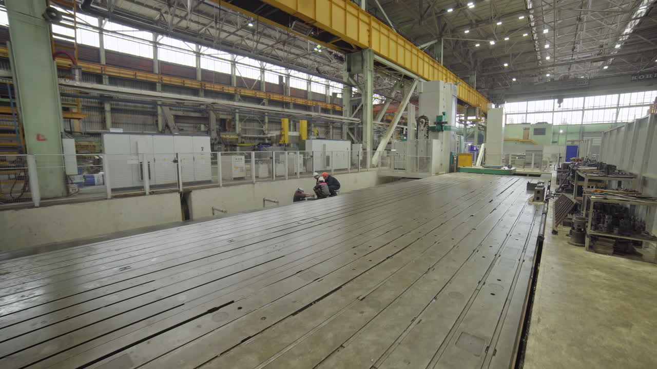 промышленные машины и рабочие на большом заводе