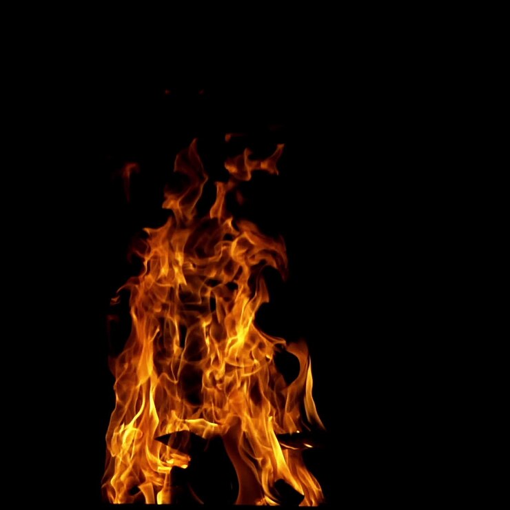 Fuoco che brucia. Fiamme di fuoco su sfondo nero. Movimento rallentato.