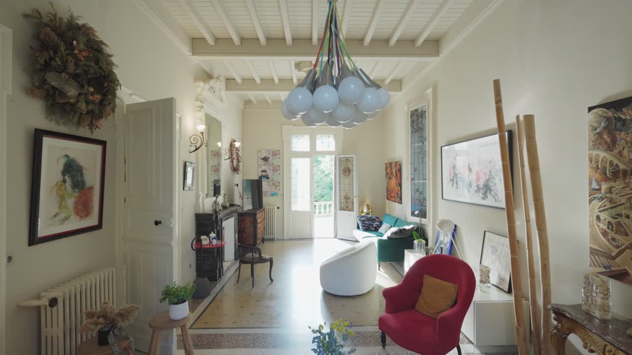 una habitación con varias piezas de muebles