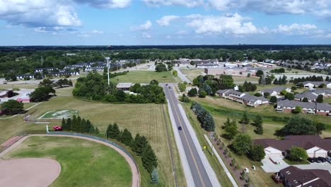 Drone-Domina-Un-Exuberante-Barrio-Suburbano-En-El-Lado-Este-De-Michigan