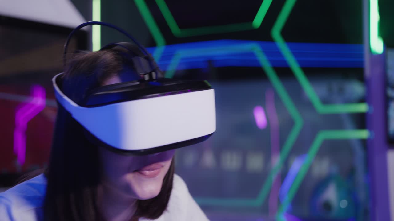 adolescente che sperimenta un giro in motocicletta in realtà virtuale