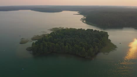 Puesta-De-Sol-En-El-Lago,-Toma-Aérea-De-La-Isla