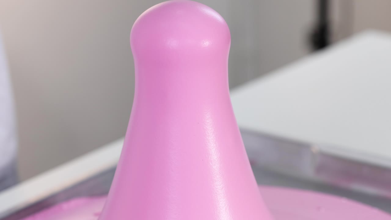 erupción de espuma colorida en el experimento científico