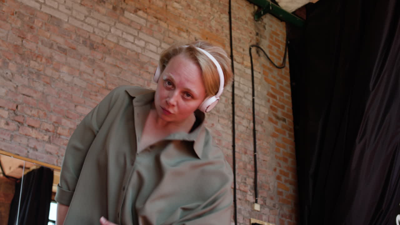 실내에서 춤을 추는 여자