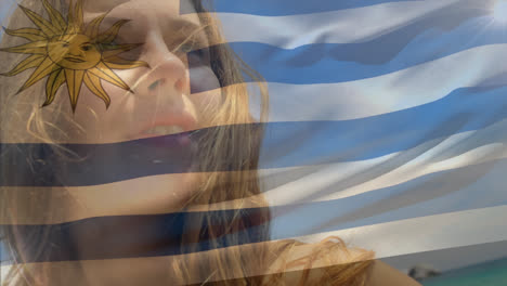 Zusammengesetztes-Video-Der-Wehenden-Argentinischen-Flagge-über-Der-Nahaufnahme-Einer-Kaukasischen-Frau-Am-Strand
