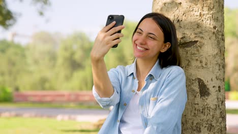 Glückliches-Indisches-Mädchen,-Das-Selfies-Macht