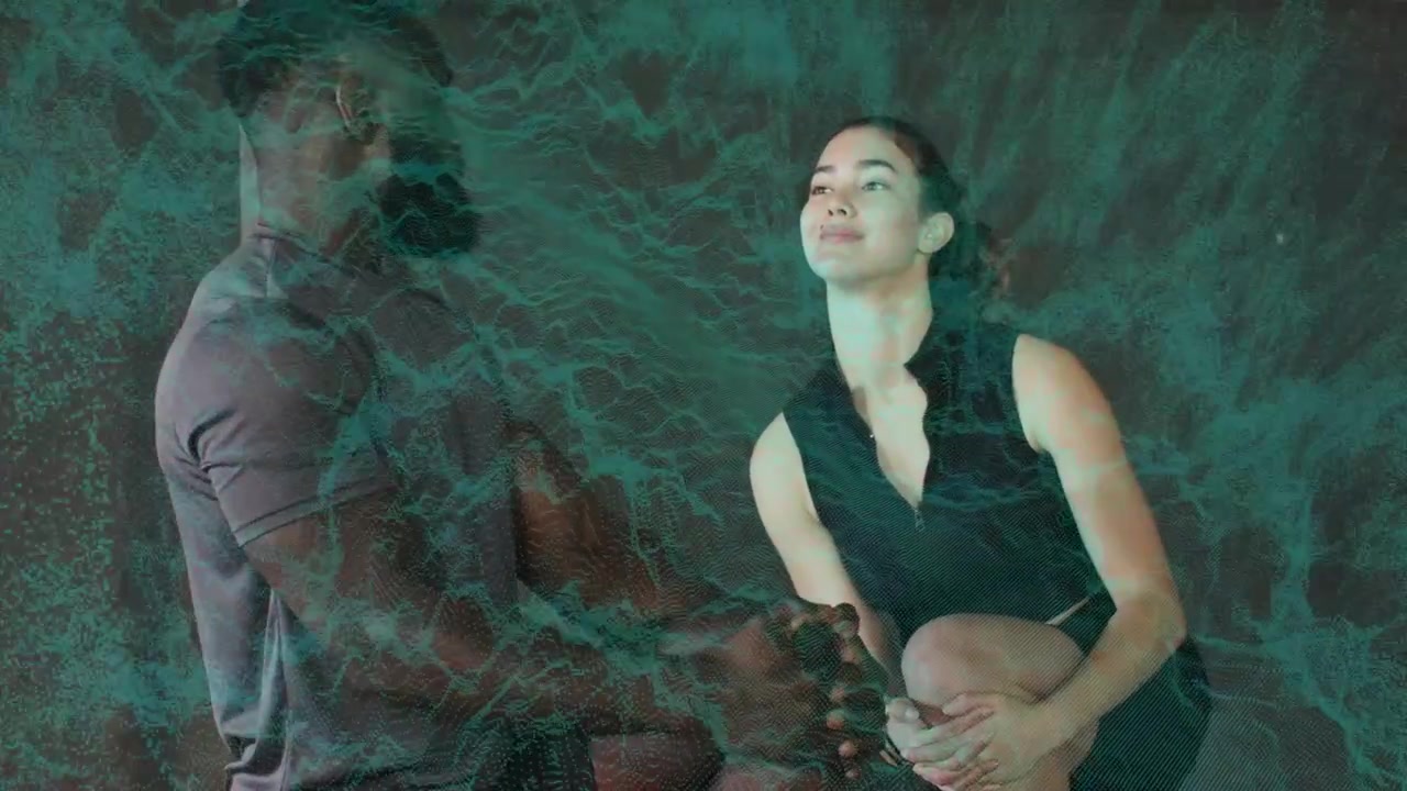 Donna che aggiusta il ginocchio destro e poi fa stretching per il fitness mentre un uomo guarda, con una sovrapposizione marmorizzata verde.