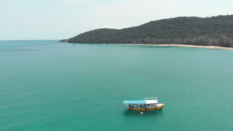 Turistas-Disfrutando-Del-Tranquilo-Mar-Turquesa-En-Un-Barco,-Koh-Rong-Samloem,-M&#39;pai-Bay,-Camboya