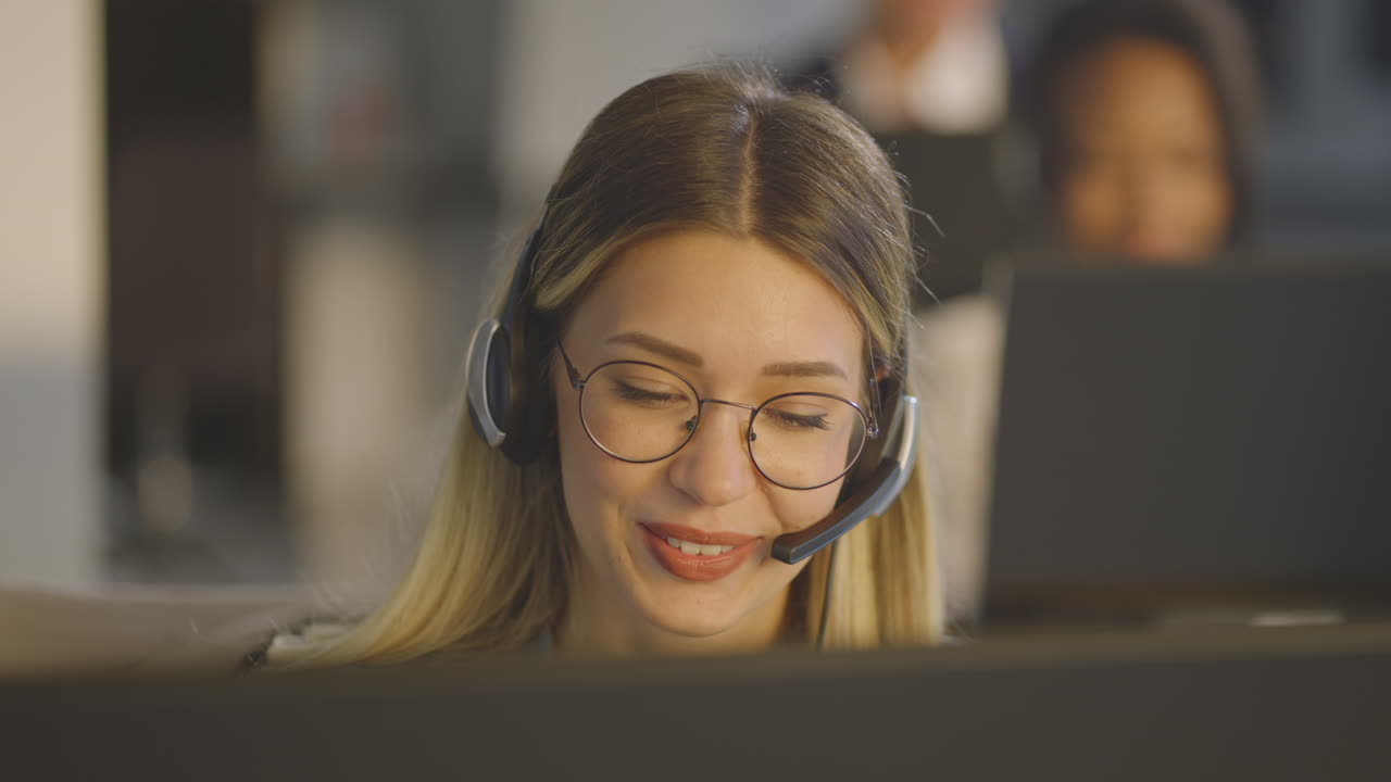 Rappresentante del servizio clienti che lavora al computer