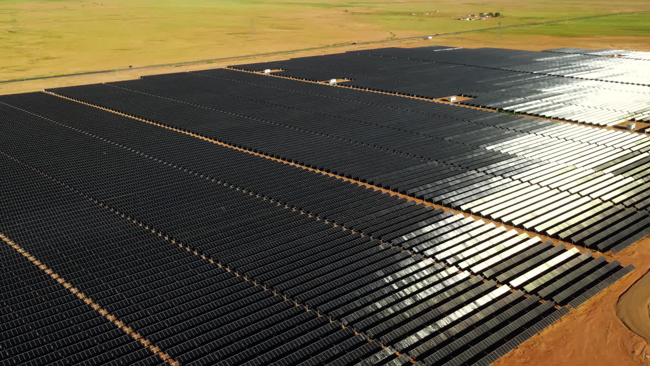 Solcellepark i Arizona set ovenfra: Droneflyveoptagelser