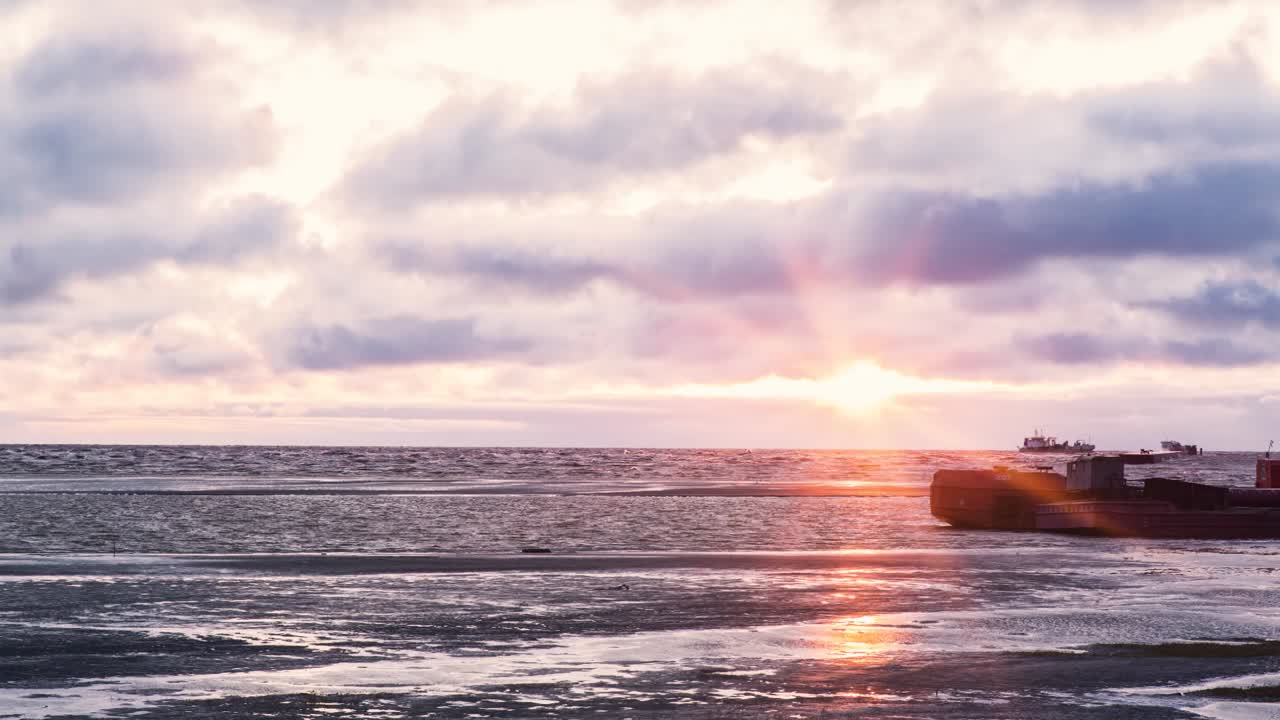 버려진 배 와 함께 진 지대 위 에 해가 지는 것