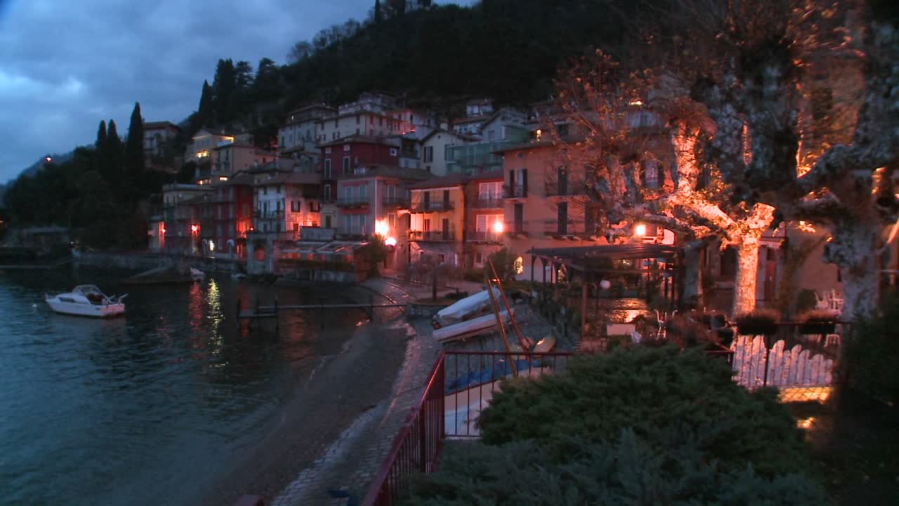 Un bellissimo paesino italiano sulle sponde del Lago di Como di notte