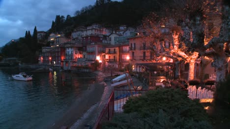 Un-Hermoso-Pequeño-Pueblo-Italiano-A-Orillas-Del-Lago-De-Como-En-La-Noche-3