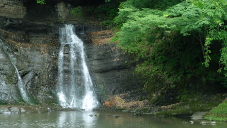 Ein-Wasserfall-Stürzt-In-Einen-Tropischen-Regenwald-Mit-Felsen