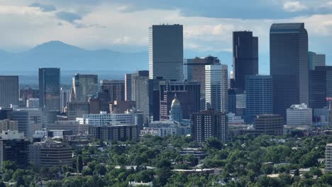 paisaje urbano de denver con las cadenas montañosas de colorado como telón de fondo