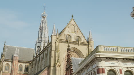 Iglesia-Histórica-Grote-O-Sint-bavokerk-En-Haarlem,-Países-Bajos,-Iluminada-Por-La-Luz-Del-Sol