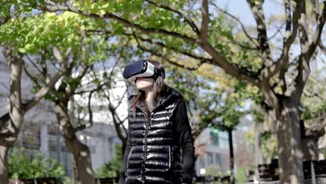mujer enfocada en auriculares vr en el parque