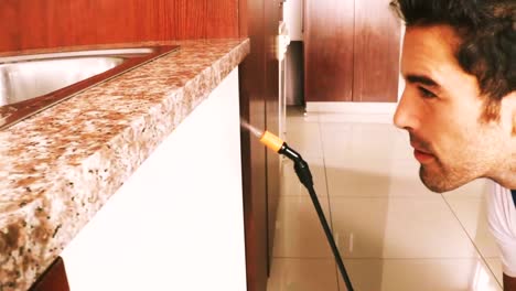 hombre de control de plagas rociando pesticidas
