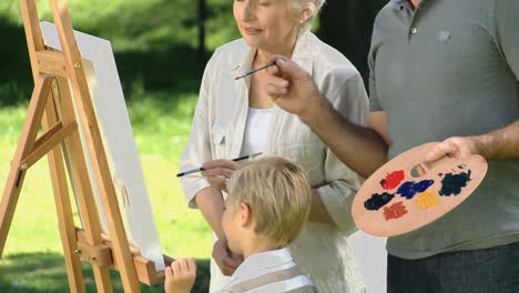 Niño-Y-Abuelos-Pintando-Un-Lienzo